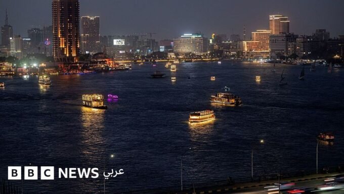 آثار الحرب الإيرانية على مصر: جدل عقب قرارات الحكومة لخفض استهلاك الطاقة 7 منظر ليلي لمدينة القاهرة يظهر الإضاءة الخافتة في الشوارع والمباني بعد تطبيق قرارات ترشيد استهلاك الطاقة.