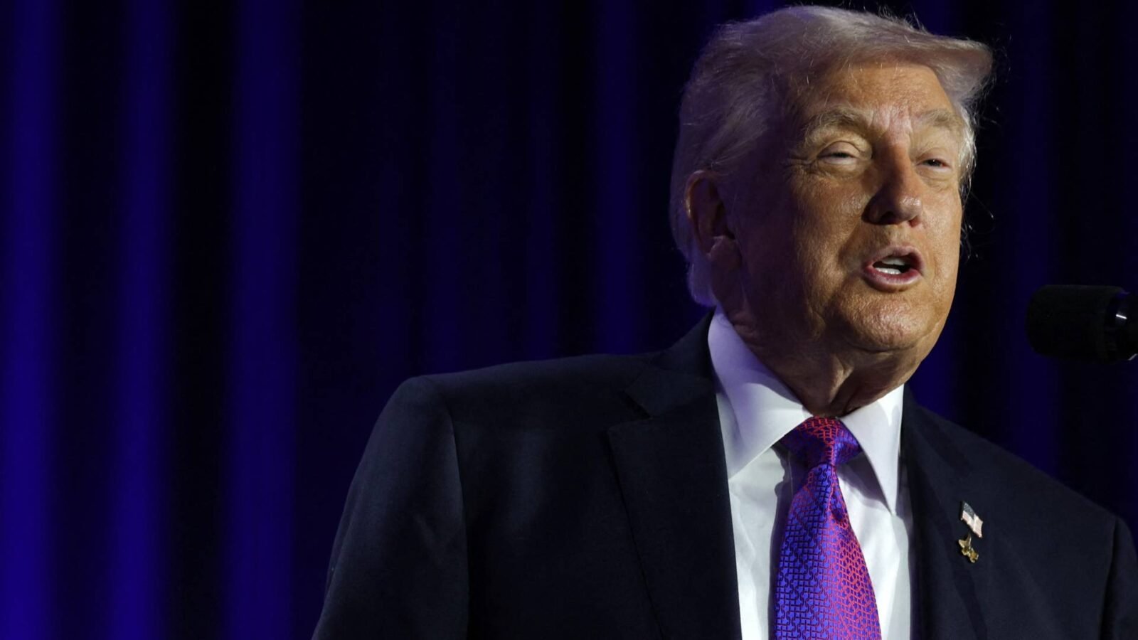 ترمب يأمر بتأجيل الضربات ضد منشآت الطاقة الإيرانية وسط تقدم دبلوماسي 3 الرئيس الأمريكي دونالد ترمب يتحدث في مؤتمر صحفي حول التطورات مع إيران