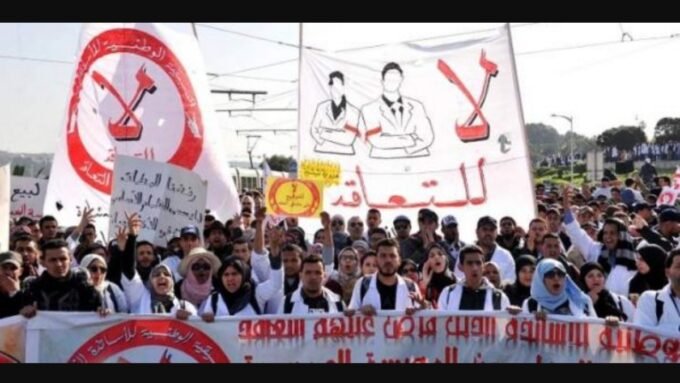 صورة لوزير التربية الوطنية ووزير الميزانية يوقعان قرار تسوية وضعية أساتذة التعاقد.