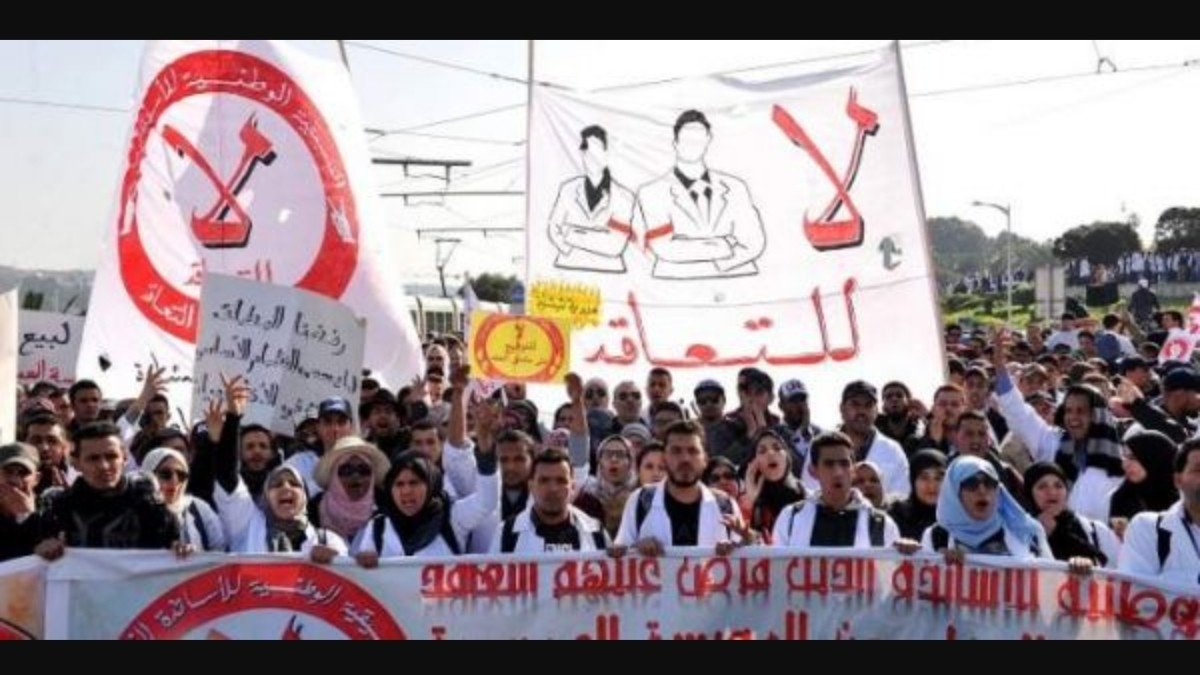 صورة لوزير التربية الوطنية ووزير الميزانية يوقعان قرار تسوية وضعية أساتذة التعاقد.