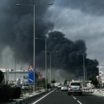 عمود دخان يتصاعد من منطقة صناعية في الدوحة بعد هجوم صاروخي إيراني.