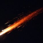 تصاعد غير مسبوق للتوترات: الشرق الأوسط على صفيح ساخن وتداعيات عالمية 4 صورة تظهر سحب الدخان تتصاعد من منطقة متضررة في الشرق الأوسط، تعكس تصاعد الصراع.