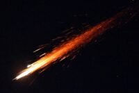 صورة تظهر سحب الدخان تتصاعد من منطقة متضررة في الشرق الأوسط، تعكس تصاعد الصراع.