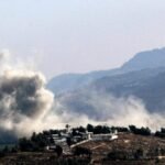 صورة جوية تظهر تصاعد الدخان من منطقة مستهدفة في جنوب لبنان أو شمال إسرائيل.