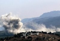 صورة جوية تظهر تصاعد الدخان من منطقة مستهدفة في جنوب لبنان أو شمال إسرائيل.