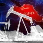 صورة توضيحية لبراميل نفط أو خريطة الشرق الأوسط تظهر مضيق هرمز مع رسوم بيانية لأسعار النفط المتقلبة.