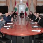 وزير الداخلية يترأس اجتماعاً أمنياً رفيع المستوى في مكتبه بحضور مسؤولين كبار.