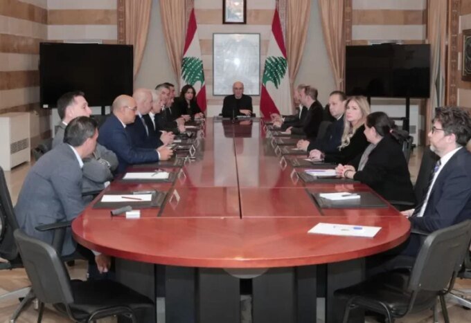 تعزيز الجهوزية الأمنية: وزير الداخلية يترأس اجتماعاً تنسيقياً موسعاً 7 وزير الداخلية يترأس اجتماعاً أمنياً رفيع المستوى في مكتبه بحضور مسؤولين كبار.