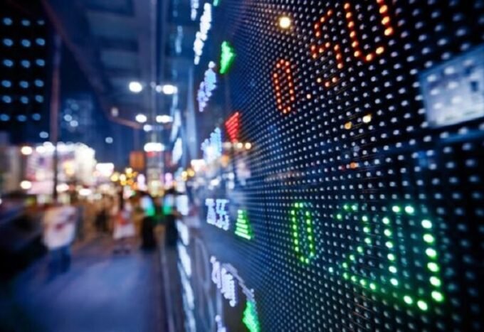 رسم بياني يظهر تقلبات الأسواق المالية العالمية مع خلفية لخريطة الشرق الأوسط.