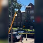 صورة الطفل فيكتور غرينوالد وهو يتلقى تكريمًا لبطولته في حادث إطلاق نار بمدرسة.