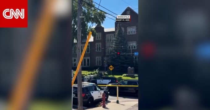 صورة الطفل فيكتور غرينوالد وهو يتلقى تكريمًا لبطولته في حادث إطلاق نار بمدرسة.