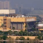 صورة لسفارة الولايات المتحدة في بغداد مع إشارة تحذير أمني