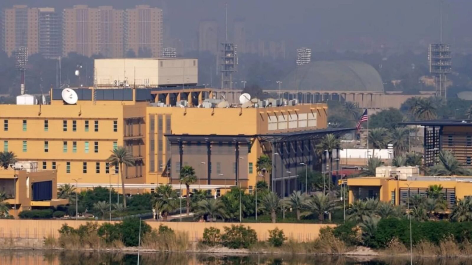 صورة لسفارة الولايات المتحدة في بغداد مع إشارة تحذير أمني