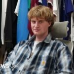 تيك توك يعيد تعريف مسارات الموضة: قصة أليكسي هامبلين ونهضة سلازنجر 6 صورة لأليكسي هامبلين يعرض تصاميمه، مما يعكس تأثير تيك توك على الموضة.