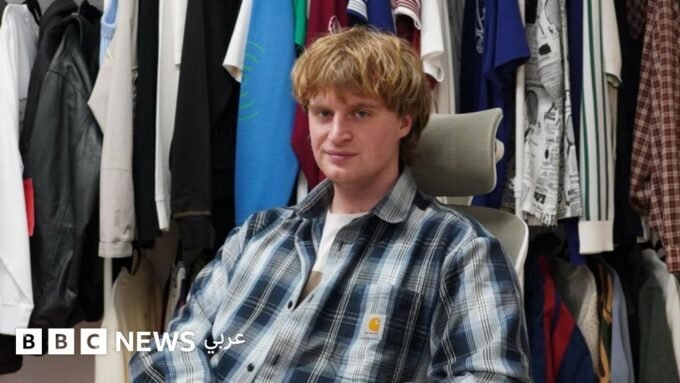 صورة لأليكسي هامبلين يعرض تصاميمه، مما يعكس تأثير تيك توك على الموضة.