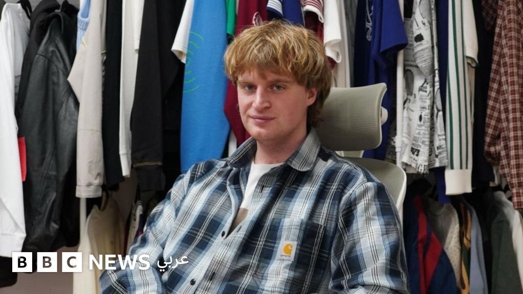 تيك توك يعيد تعريف مسارات الموضة: قصة أليكسي هامبلين ونهضة سلازنجر 3 صورة لأليكسي هامبلين يعرض تصاميمه، مما يعكس تأثير تيك توك على الموضة.