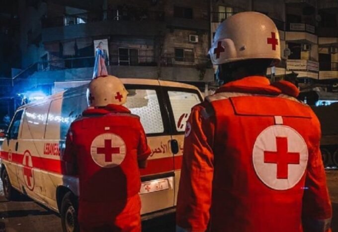 الصليب الأحمر اللبناني: جهود متواصلة لإيواء النازحين وتوفير الدعم الإنساني الشامل 6 صورة لفرق الصليب الأحمر اللبناني وهي توزع المساعدات على النازحين في مركز إيواء مؤقت.