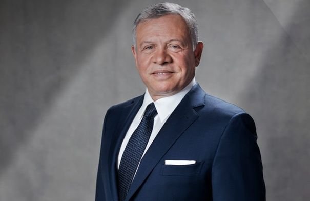 صورة لجلالة الملك عبدالله الثاني خلال استقباله أو إجرائه اتصالاً هاتفياً مع أحد قادة العالم لمناقشة الأوضاع الإقليمية.