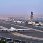 صورة تظهر سماء دبي ليلاً مع أضواء المدينة، ترمز للأمن والاستقرار بعد حادث الاعتراض الجوي.