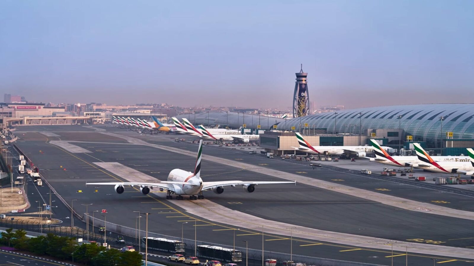 صورة تظهر سماء دبي ليلاً مع أضواء المدينة، ترمز للأمن والاستقرار بعد حادث الاعتراض الجوي.