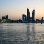 أعمدة دخان تتصاعد من موقع حادث حريق سفينة في مدينة سلمان الصناعية بالبحرين.