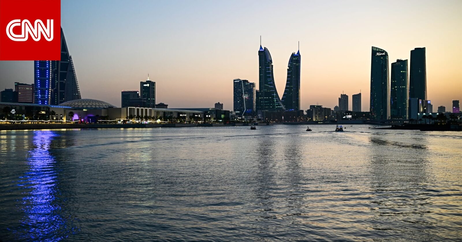 أعمدة دخان تتصاعد من موقع حادث حريق سفينة في مدينة سلمان الصناعية بالبحرين.