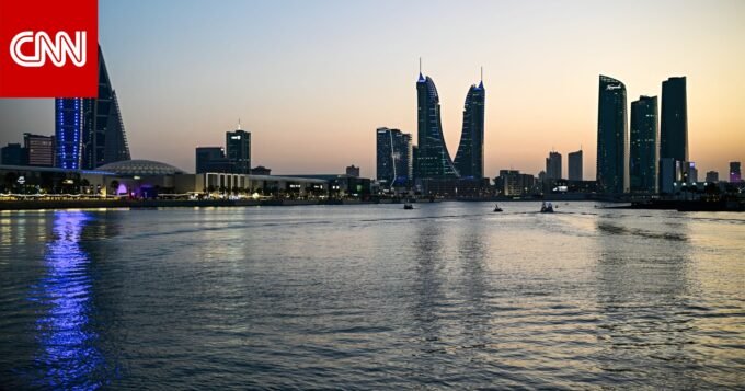 البحرين: قتيل وجريحان إثر حريق بسفينة أجنبية بعد اعتراض صاروخ 7 أعمدة دخان تتصاعد من موقع حادث حريق سفينة في مدينة سلمان الصناعية بالبحرين.