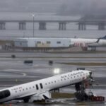 صورة لشاحنة إطفاء متضررة في موقع حادث اصطدام طائرة الخطوط الجوية الكندية في مطار لاغوارديا بنيويورك.