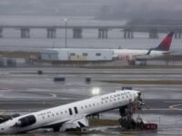 صورة لشاحنة إطفاء متضررة في موقع حادث اصطدام طائرة الخطوط الجوية الكندية في مطار لاغوارديا بنيويورك.