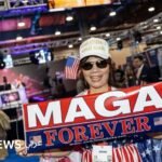 صورة تظهر مؤيدي دونالد ترامب في تجمع انتخابي، مع أعلام أمريكية وشعارات "ماغا"، تعكس الدعم الشعبي للرئيس.