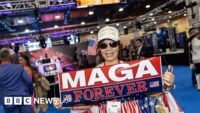صورة تظهر مؤيدي دونالد ترامب في تجمع انتخابي، مع أعلام أمريكية وشعارات "ماغا"، تعكس الدعم الشعبي للرئيس.