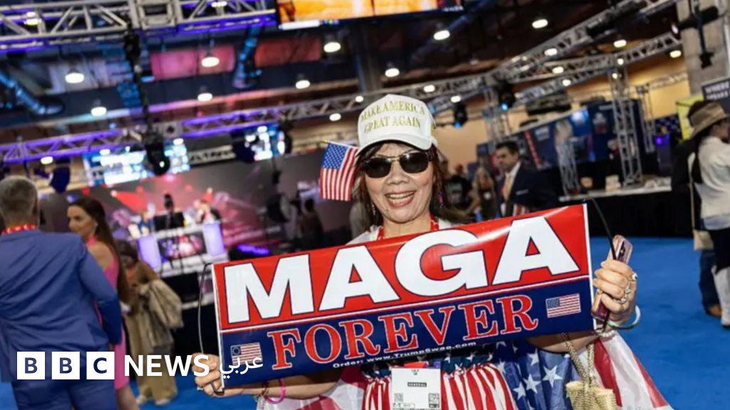 صراع إيران: هل يهدد تماسك قاعدة ترامب الانتخابية؟ 3 صورة تظهر مؤيدي دونالد ترامب في تجمع انتخابي، مع أعلام أمريكية وشعارات "ماغا"، تعكس الدعم الشعبي للرئيس.
