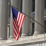 القضاء الأمريكي يواجه البنتاغون: قرار تاريخي يعزز حرية الصحافة ويحميها من 'وصمة المخاطر الأمنية' 4 صورة لمبنى البنتاغون أو قاعة محكمة، ترمز للصراع بين السلطة وحرية الصحافة.