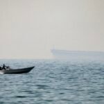 صورة لناقلة نفط مشتعلة في البحر، مع دخان يتصاعد منها، في إشارة إلى حادثة التصادم في مضيق هرمز.