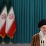 صورة للمرشد الأعلى الإيراني علي خامنئي مع رموز السلطة الإيرانية