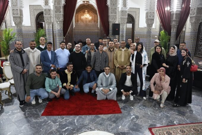 جريدة "العمق المغربي" تحتفي بأسرتها في إفطار رمضاني وتكرم صحافييها بدعم غير مسبوق للسكن والسيارات 6 مدير نشر جريدة العمق المغربي، محمد لغروس، يكرم صحافيين خلال حفل إفطار رمضاني في الرباط، معلناً عن دعم مالي للسكن والسيارات.