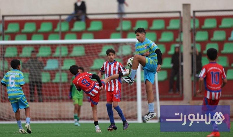 صورة للاعبين صغار يشاركون في دوري الفتح الرباطي الرمضاني لكرة القدم