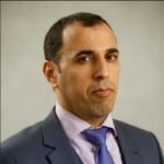 متحف ديناصور تزوضى في ورزازات، المغرب، يظهر بناية حديثة فارغة وسط طبيعة الأطلس الكبير