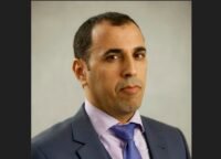 متحف ديناصور تزوضى في ورزازات، المغرب، يظهر بناية حديثة فارغة وسط طبيعة الأطلس الكبير