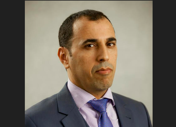 متحف ديناصور تزوضى في ورزازات، المغرب، يظهر بناية حديثة فارغة وسط طبيعة الأطلس الكبير