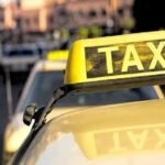 صورة لسائق سيارة أجرة في المغرب، تعبر عن احتجاجاتهم ضد ديون الضمان الاجتماعي.