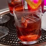 امرأة تخضع لفحص الثدي بالأشعة السينية (الماموجرام) للكشف المبكر عن سرطان الثدي.