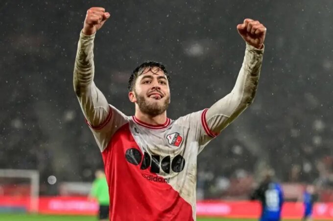 صورة لسفيان الكرواني بقميص نادي أوتريخت أو المنتخب المغربي