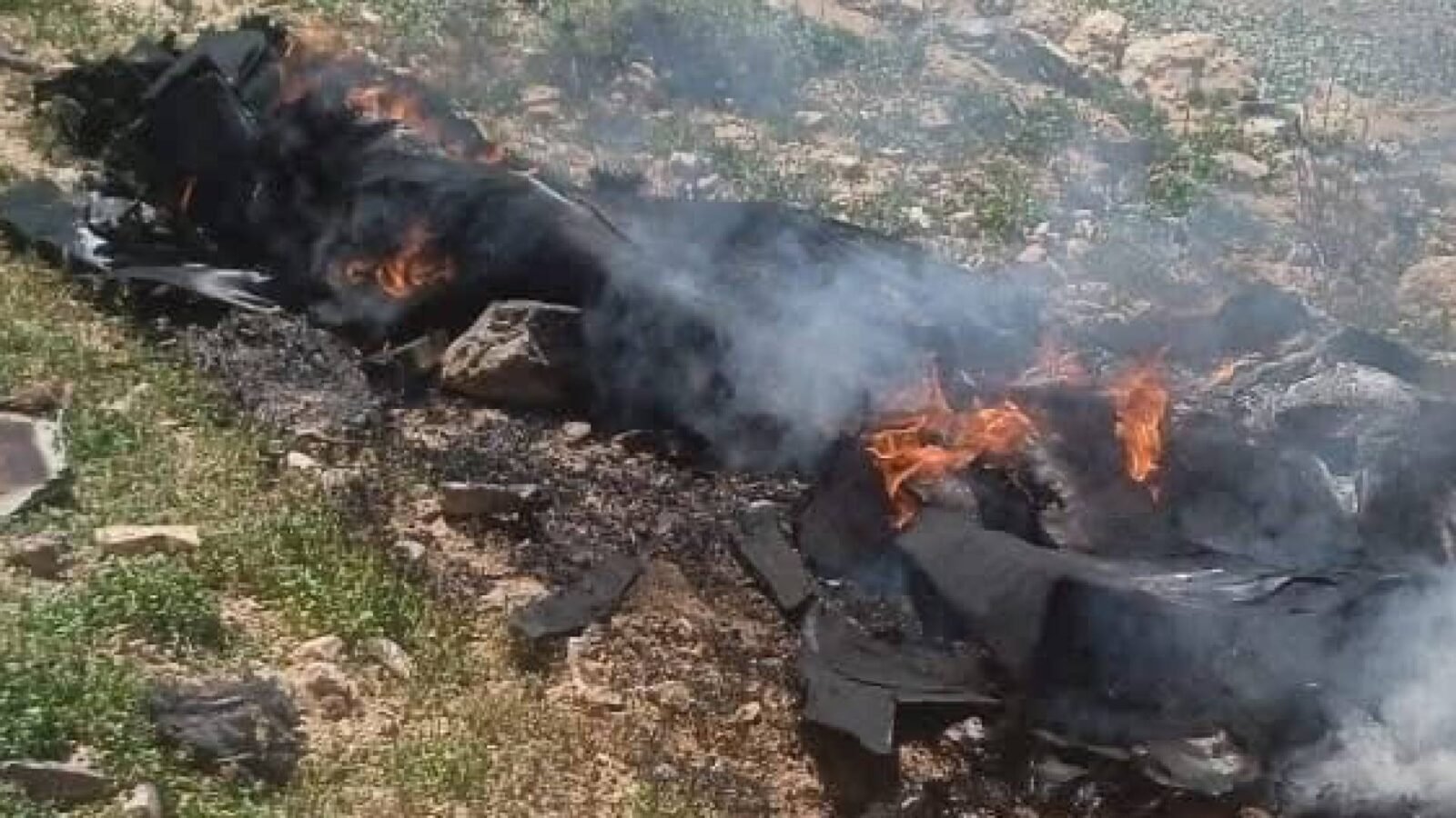 الأمن العام الأردني: 101 بلاغ عن سقوط شظايا تخلف أضراراً مادية دون إصابات بشرية 3 صورة لشظايا صاروخ أو حطام متساقط على الأرض، مع خلفية تظهر فرق الدفاع المدني أو الشرطة الأردنية.