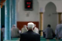 إمام مسجد مصاب يتلقى العلاج بعد تعرضه لاعتداء داخل محراب الصلاة