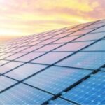 صورة توضيحية لبطاريات وشواحن وألواح شمسية في سوق أردني