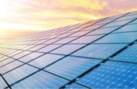 صورة توضيحية لبطاريات وشواحن وألواح شمسية في سوق أردني