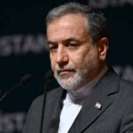 وزير الخارجية الإيراني عباس عراقجي يتحدث في مؤتمر صحفي.