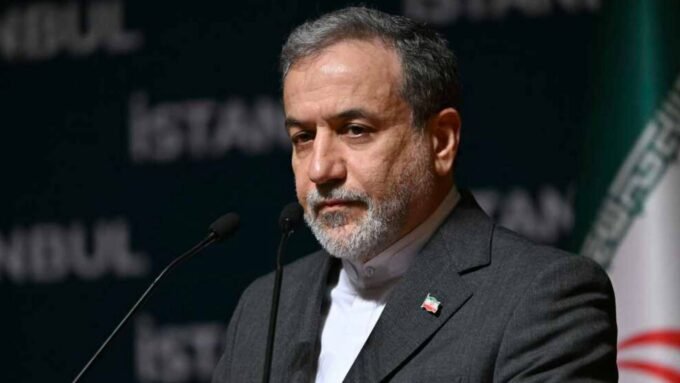 وزير الخارجية الإيراني عباس عراقجي يتحدث في مؤتمر صحفي.