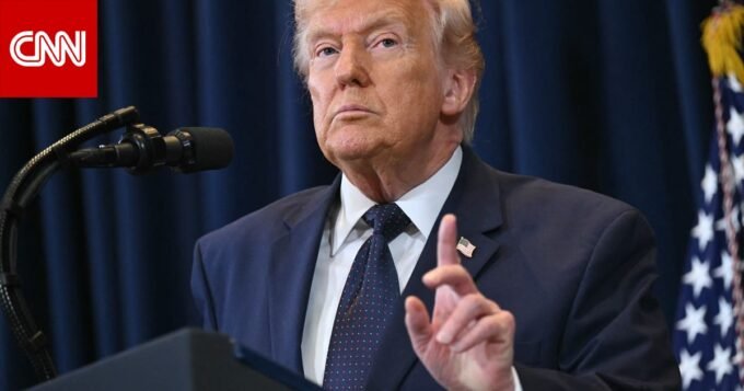 الرئيس الأمريكي السابق دونالد ترامب يتحدث في مؤتمر صحفي حول السياسة الخارجية.